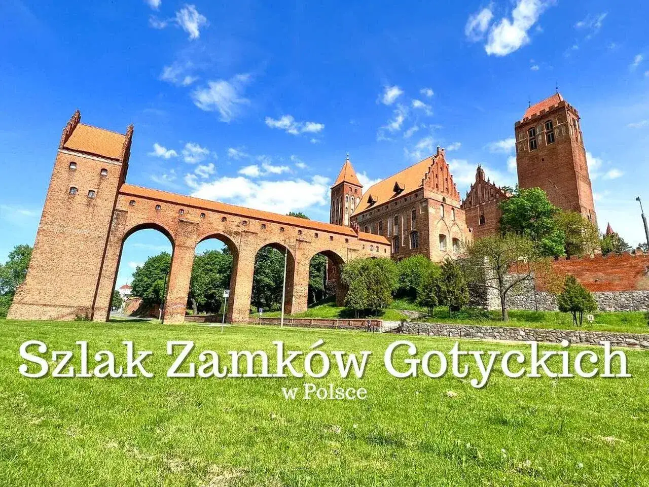 Imponujące zamki krzyżackie w Polsce, z charakterystycznymi ceglanymi murami i łukami, prezentują się na tle błękitnego nieba.