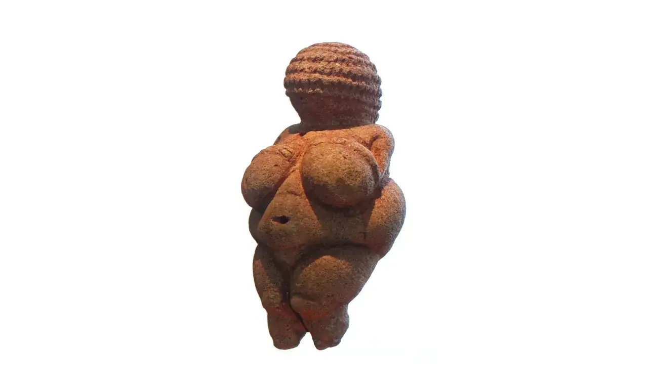 Figurka Wenus z Willendorfu, symbol płodności i kobiecości, ukazująca krągłości.