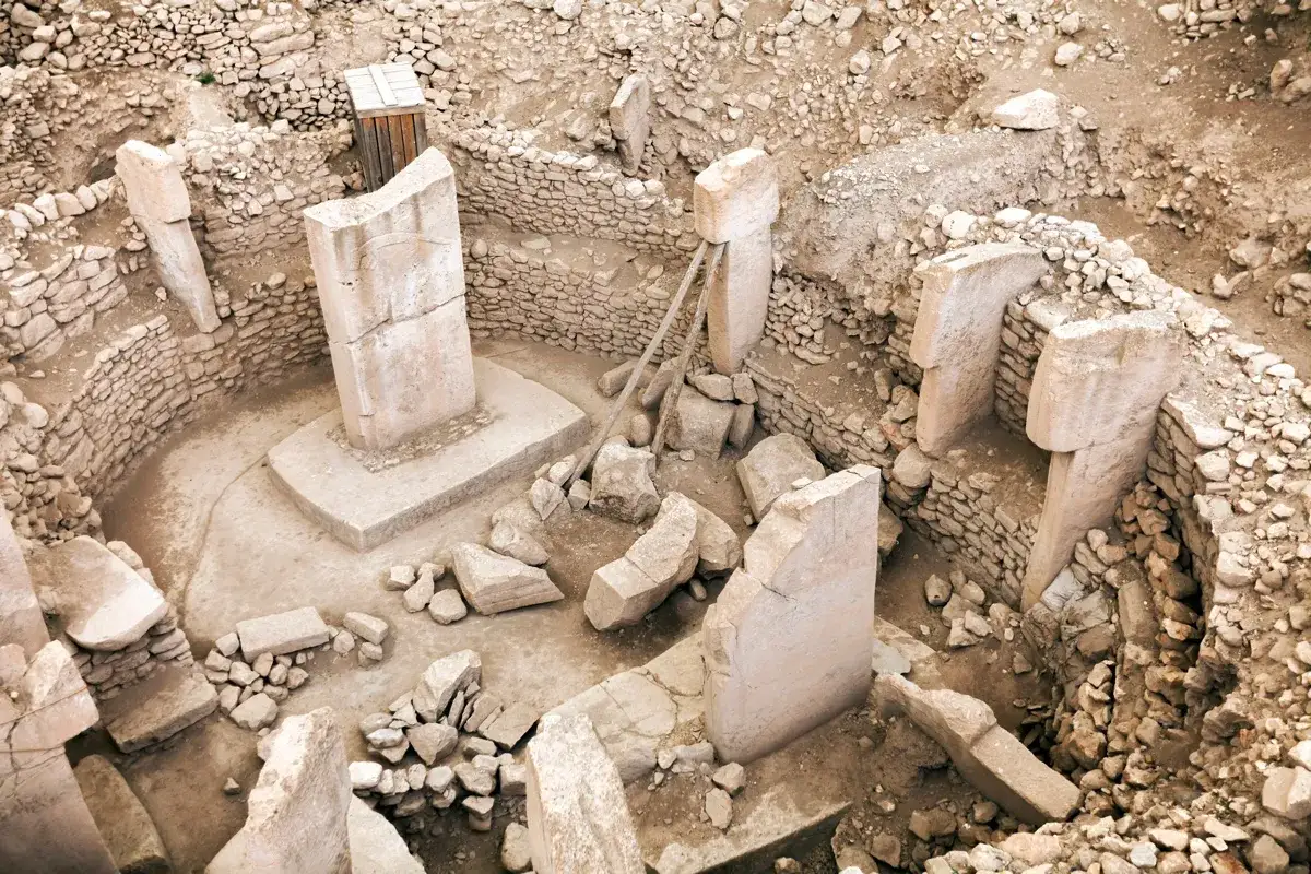 Niewiarygodne odkrycia archeologiczne: kamienne filary i mury starożytnej budowli, świadectwo dawnych cywilizacji.