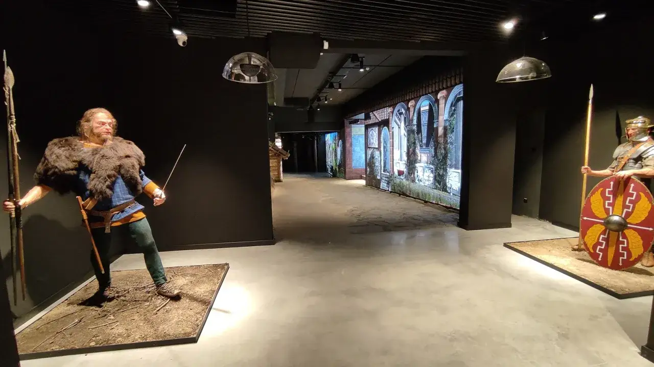 W muzeum hutnictwa w Nowej Słupi, figury wojownik&oacute;w z epoki żelaza i Rzymian stoją obok ekspozycji.