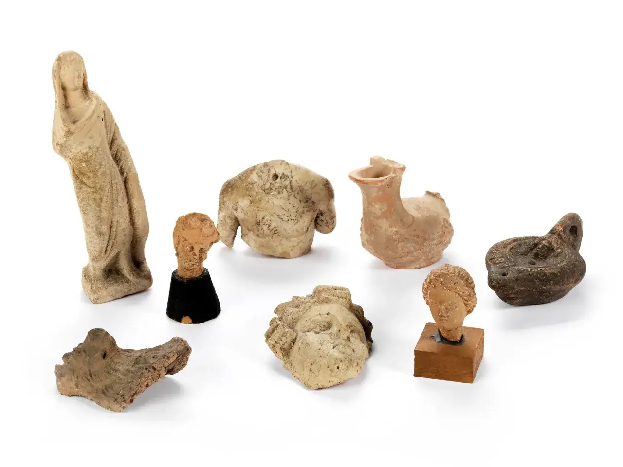 Niewielkie gliniane figurki i fragmenty naczyń, świadectwo fascynującego odkrycia archeologicznego w Polsce.