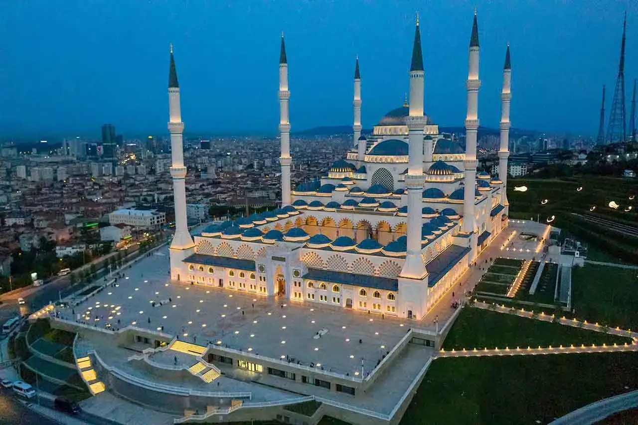 Największy meczet w Stambule, Çamlıca, lśni nocą. Jego sześć minaretów i liczne kopuły wznoszą się nad miastem.