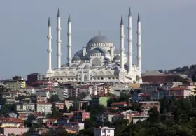 Największy meczet w Stambule, majestatyczna budowla z sześcioma minaretami, góruje nad miastem.