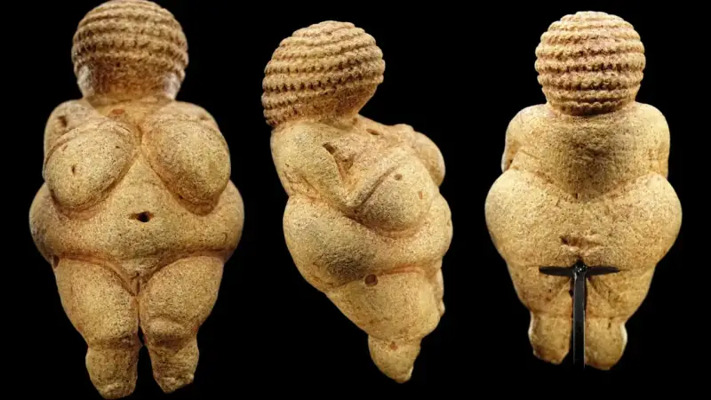 Wenus z Willendorfu, prehistoryczna figurka symbolizująca płodność, ukazana z różnych stron.