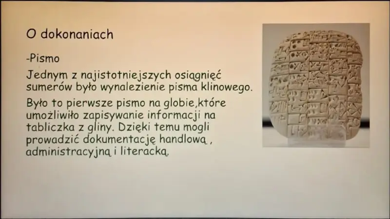 Glina z pismem klinowym, kluczowym osiągnięciem cywilizacji sumerów, umożliwiającym zapis informacji.