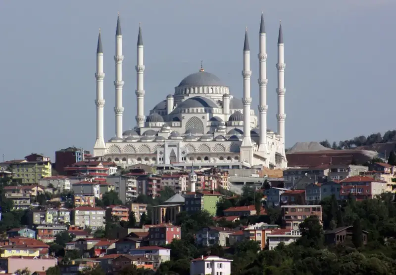 Największy meczet w Stambule, majestatyczna budowla z sześcioma minaretami, góruje nad miastem.