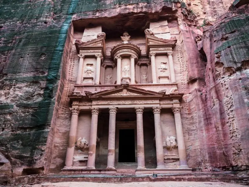 Skalna fasada Al-Chaziny w Petrze w Jordanii, wykuta w różowym piaskowcu. Monumentalna budowla z kolumnami i rzeźbami.