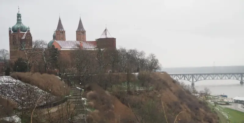 Zamek w Płocku, niegdyś stolicy Polski, góruje nad Wisłą. Zima otuliła go śniegiem.